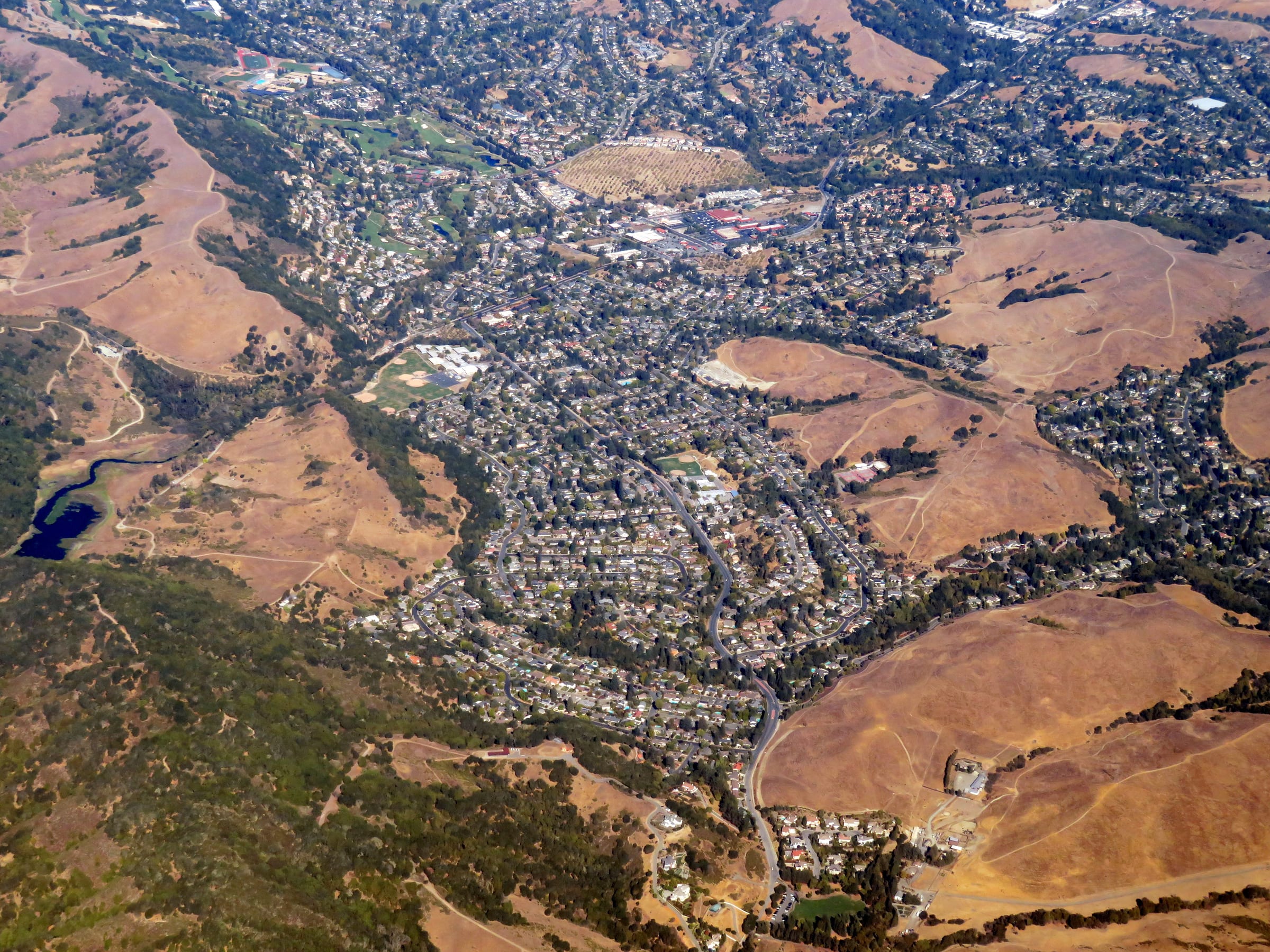 Aerial view of Moraga in mid-October, with neighborhoods tucked between dry golden hillsides and oak woodland — photo by Pi.1415926535, CC BY-SA 4.0